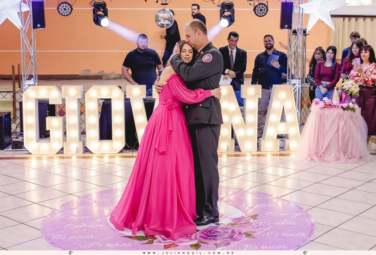 aniversário 15 anos Giovana Valenga fotógrafo Juliano Gil Irati Paraná estúdio Day Moreira associação da prefeitura maquiagem Regy Makes vestido Priscila Susko bar JP Tech princesa debutante família homenagem dança festa parabéns curitiba guarapuava