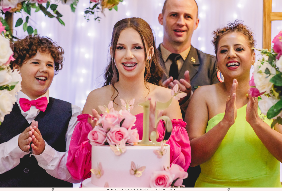 aniversário 15 anos Giovana Valenga fotógrafo Juliano Gil Irati Paraná estúdio Day Moreira associação da prefeitura maquiagem Regy Makes vestido Priscila Susko bar JP Tech princesa debutante família homenagem dança festa parabéns curitiba guarapuava