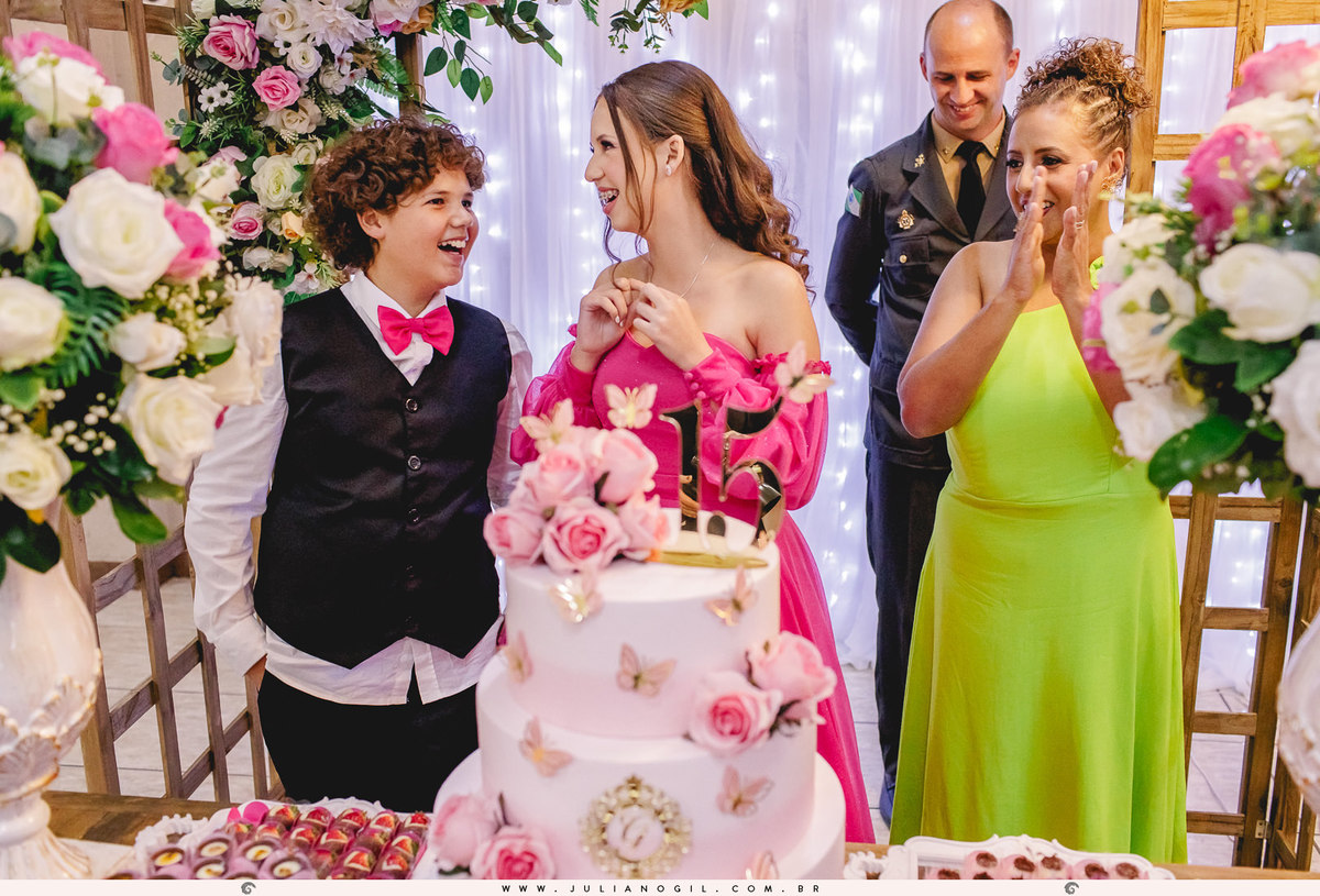 aniversário 15 anos Giovana Valenga fotógrafo Juliano Gil Irati Paraná estúdio Day Moreira associação da prefeitura maquiagem Regy Makes vestido Priscila Susko bar JP Tech princesa debutante família homenagem dança festa parabéns curitiba guarapuava