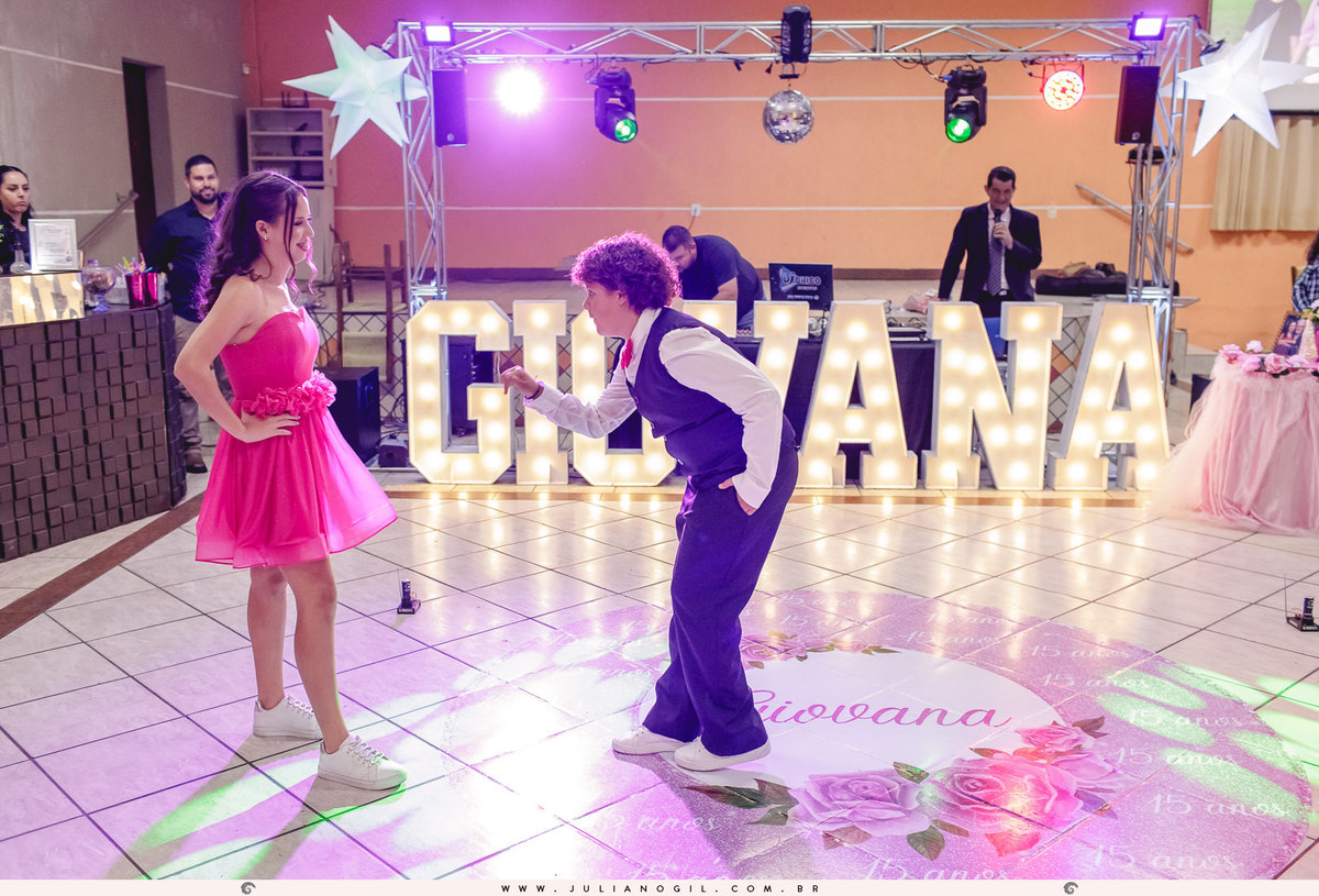 aniversário 15 anos Giovana Valenga fotógrafo Juliano Gil Irati Paraná estúdio Day Moreira associação da prefeitura maquiagem Regy Makes vestido Priscila Susko bar JP Tech princesa debutante família homenagem dança festa parabéns curitiba guarapuava