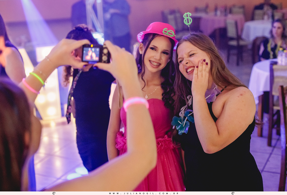 aniversário 15 anos Giovana Valenga fotógrafo Juliano Gil Irati Paraná estúdio Day Moreira associação da prefeitura maquiagem Regy Makes vestido Priscila Susko bar JP Tech princesa debutante família homenagem dança festa parabéns curitiba guarapuava