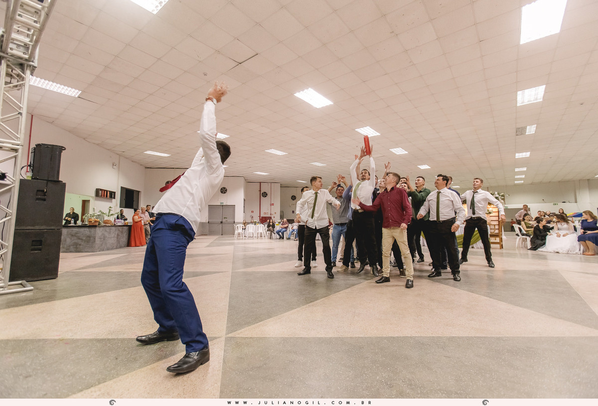 casamento Hanny e Andrei fotógrafo Juliano Gil Rio Azul Paraná Irati making of casa maquiagem cabelo Emerson Olicheski Umalu Eventos família noivo noiva vestido wedding Igreja Santa Teresinha do Menino Jesus Martins Eventos gravata cerimônia recepção
