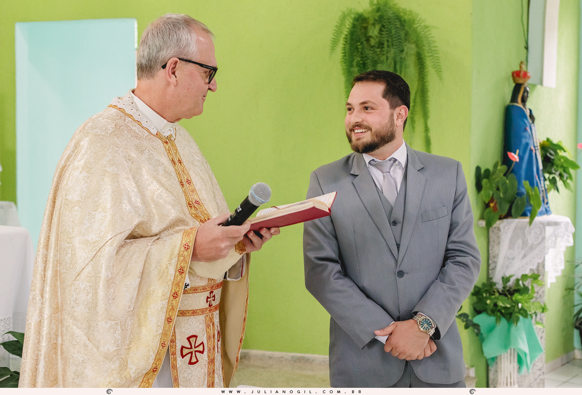 cerimônia de casamento Keyla e Alexandre fotógrafo Juliano Gil ivaí paraná irati make  thallana campos cabelo studio elis bobek vestido lanovia terno origem noivas noivo Alexandre sapato perfume igreja casamento buquê interior família pais wedding