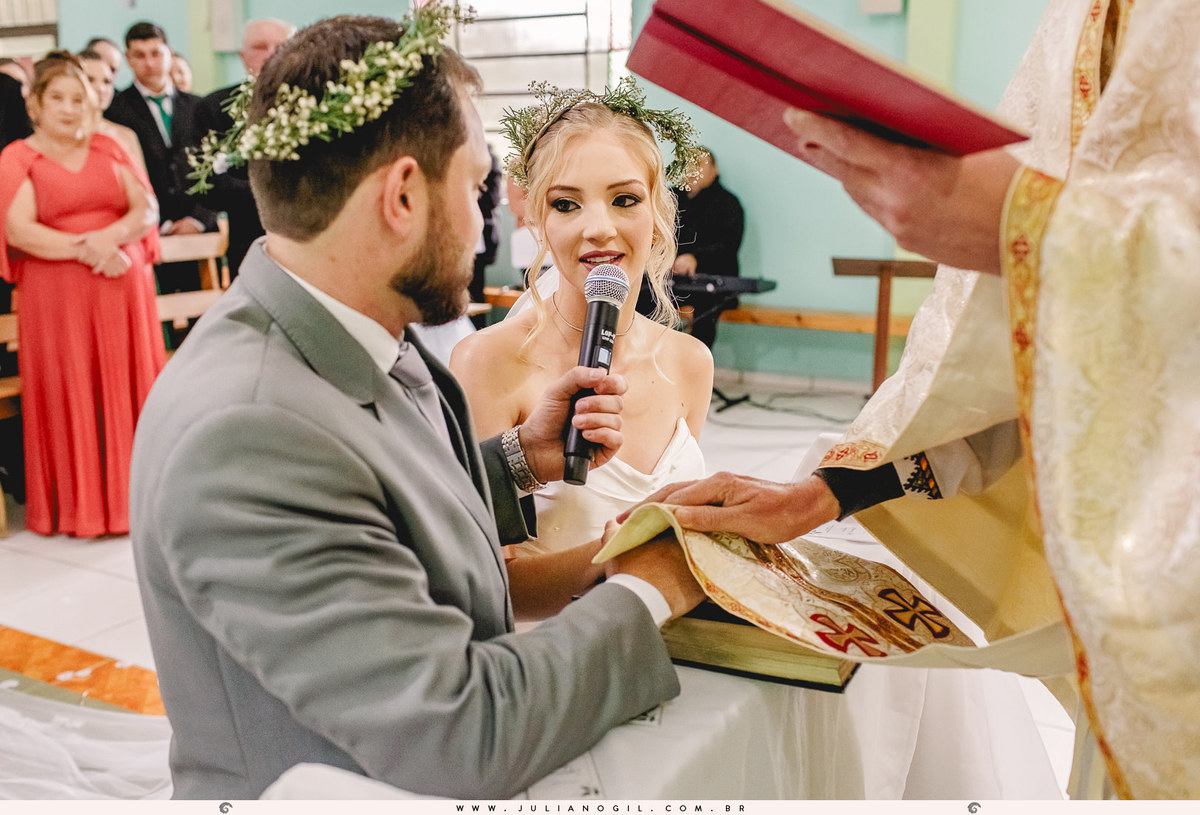 cerimônia de casamento Keyla e Alexandre fotógrafo Juliano Gil ivaí paraná irati make  thallana campos cabelo studio elis bobek vestido lanovia terno origem noivas noivo Alexandre sapato perfume igreja casamento buquê interior família pais wedding