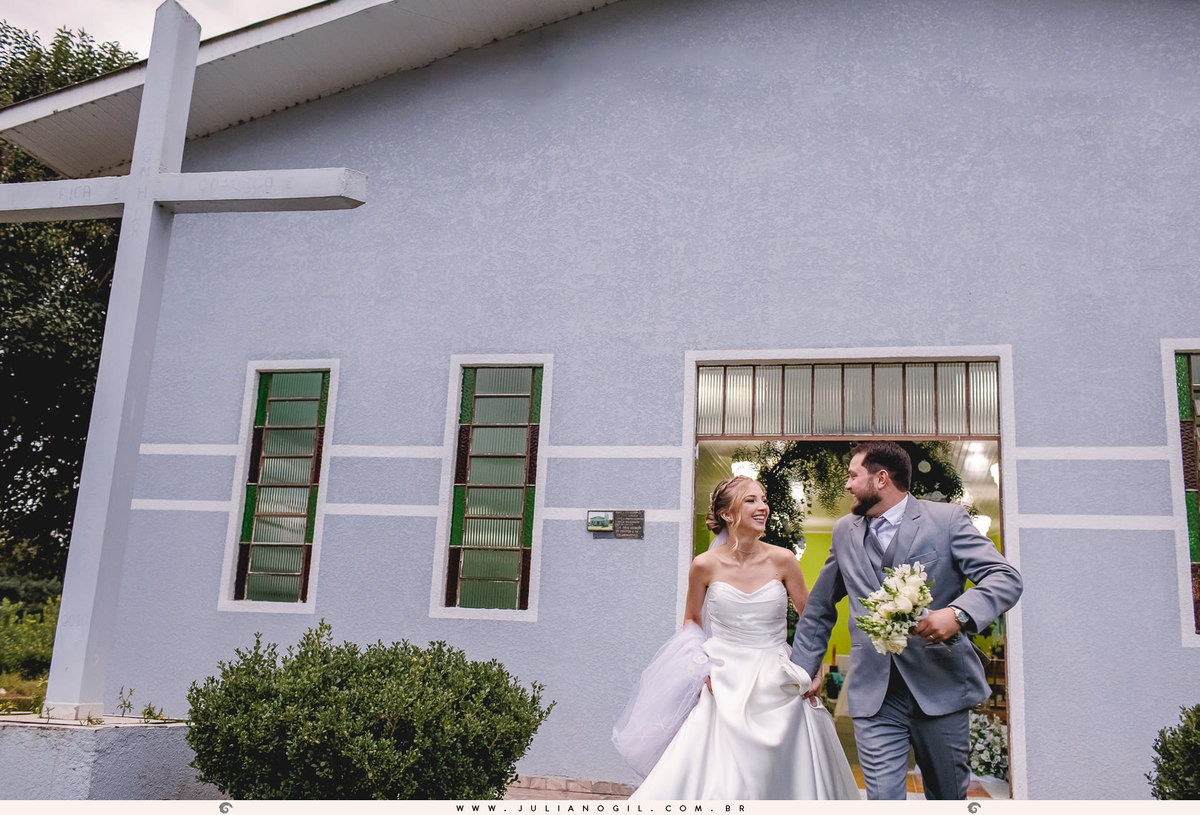 cerimônia de casamento Keyla e Alexandre fotógrafo Juliano Gil ivaí paraná irati make  thallana campos cabelo studio elis bobek vestido lanovia terno origem noivas noivo Alexandre sapato perfume igreja casamento buquê interior família pais wedding