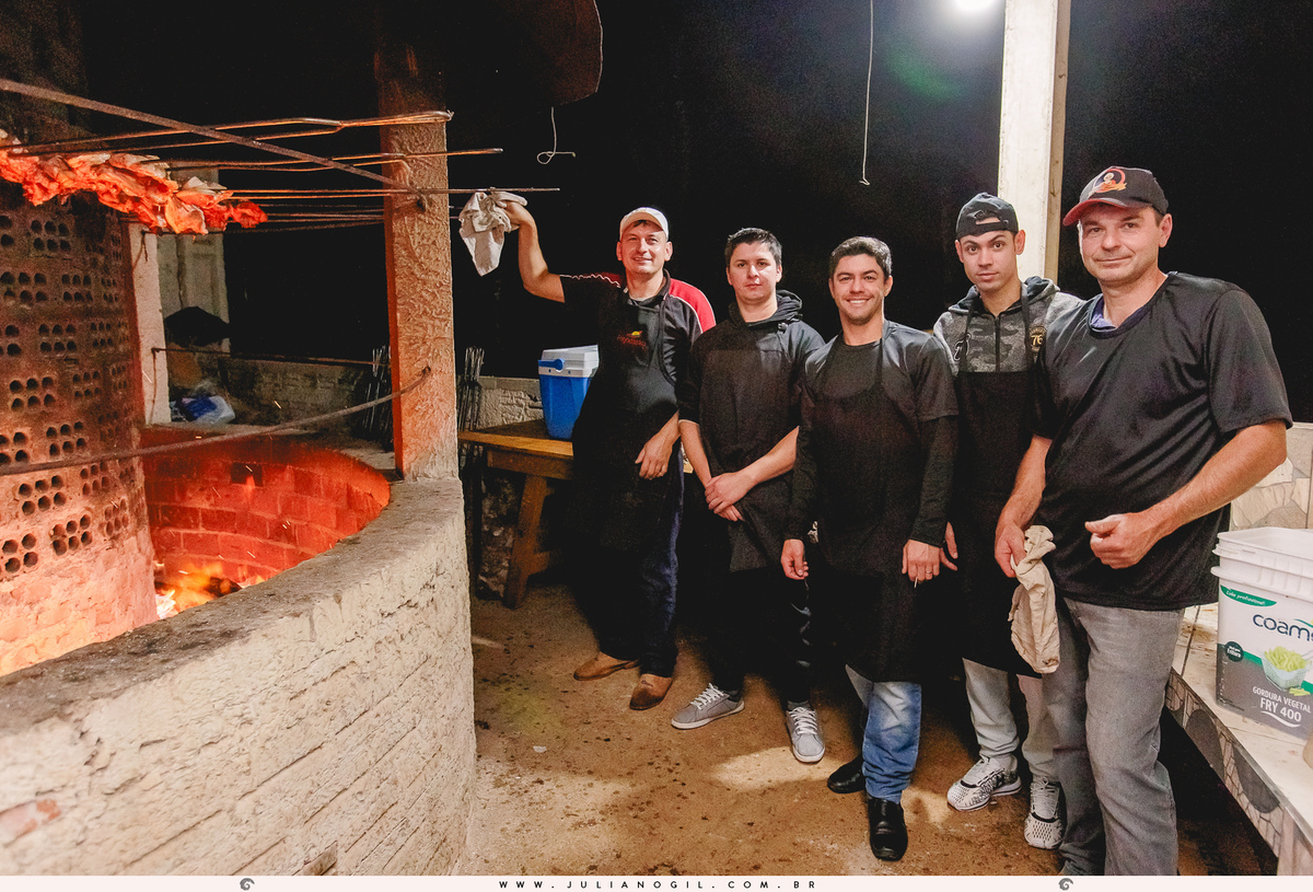 recepção de casamento Keyla e Alexandre fotógrafo Juliano Gil ivaí paraná irati make  thallana campos cabelo studio elis bobek vestido lanovia terno origem noivas noivo Alexandre sapato perfume igreja casamento buquê interior família pais wedding