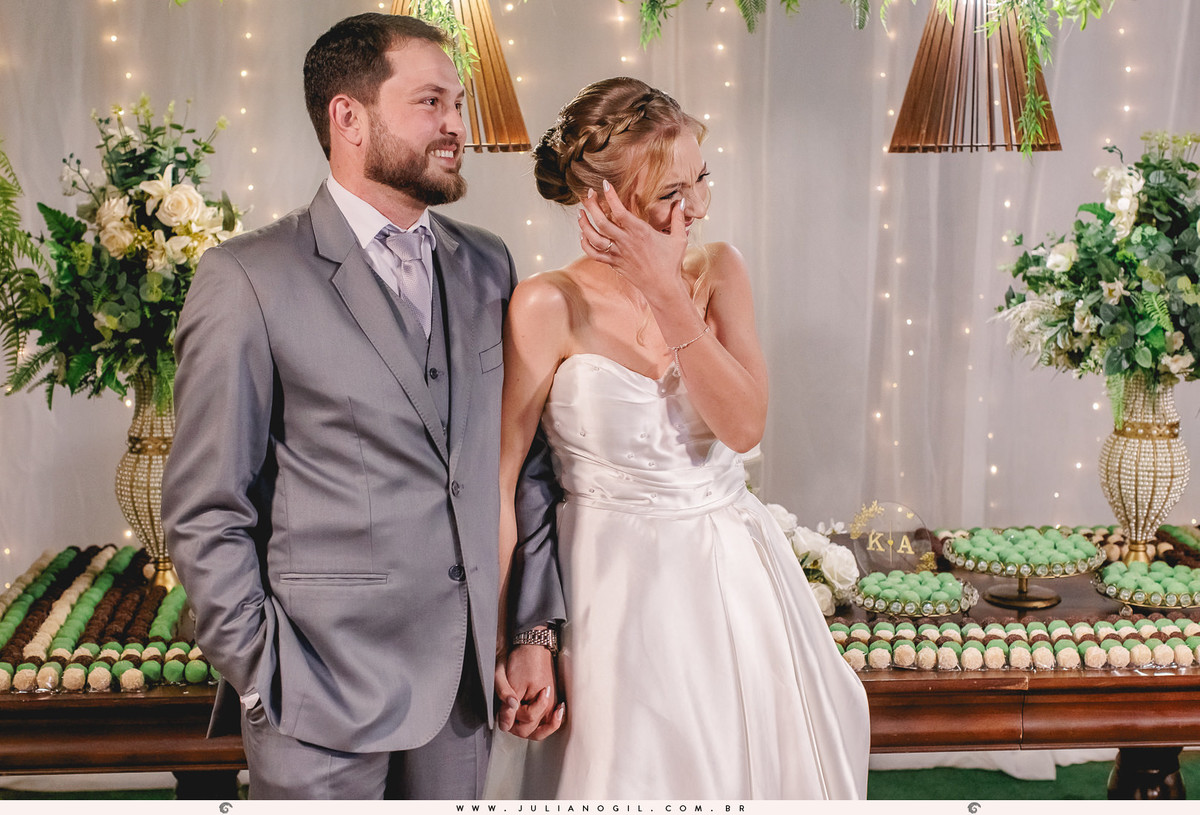 recepção de casamento Keyla e Alexandre fotógrafo Juliano Gil ivaí paraná irati make  thallana campos cabelo studio elis bobek vestido lanovia terno origem noivas noivo Alexandre sapato perfume igreja casamento buquê interior família pais wedding