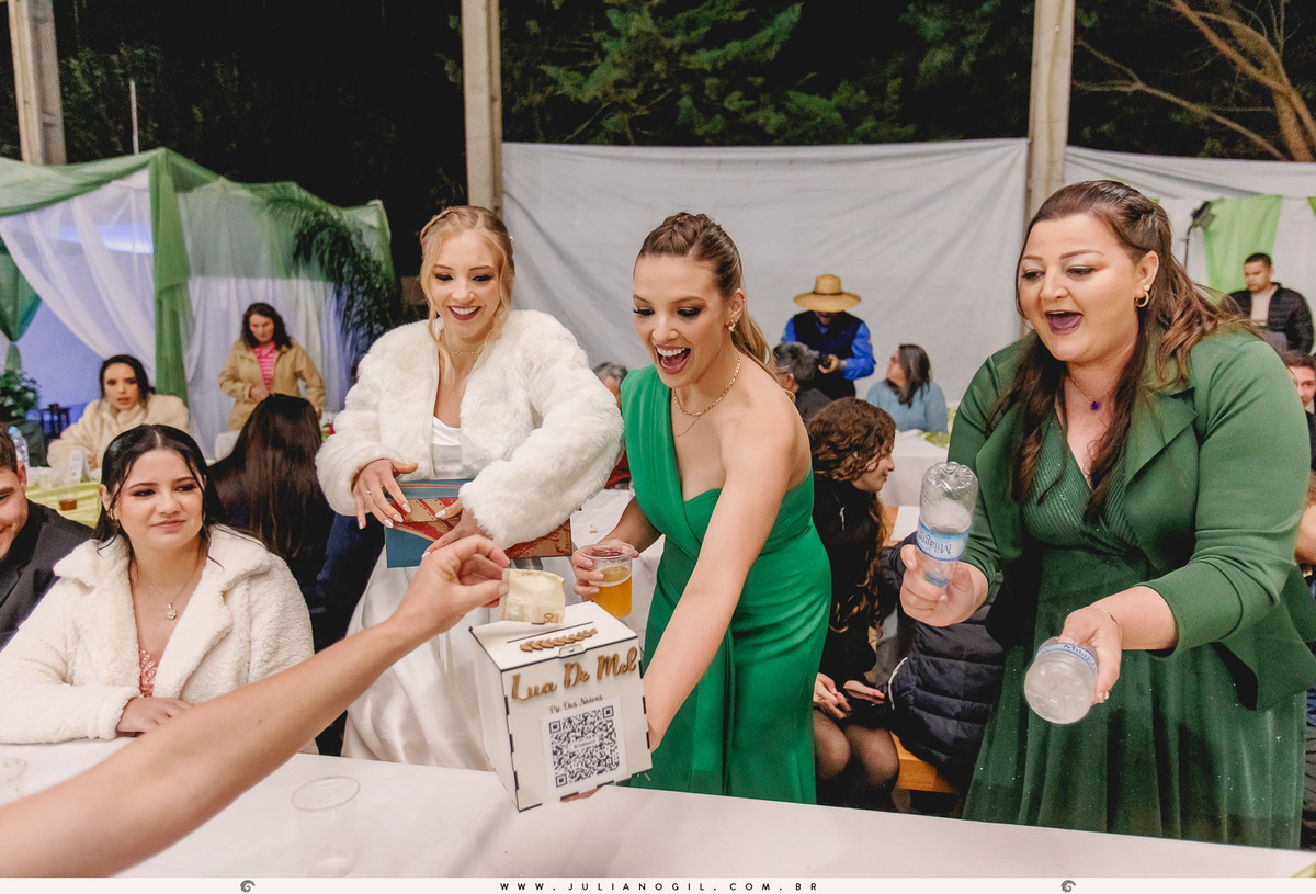 recepção de casamento Keyla e Alexandre fotógrafo Juliano Gil ivaí paraná irati make  thallana campos cabelo studio elis bobek vestido lanovia terno origem noivas noivo Alexandre sapato perfume igreja casamento buquê interior família pais wedding