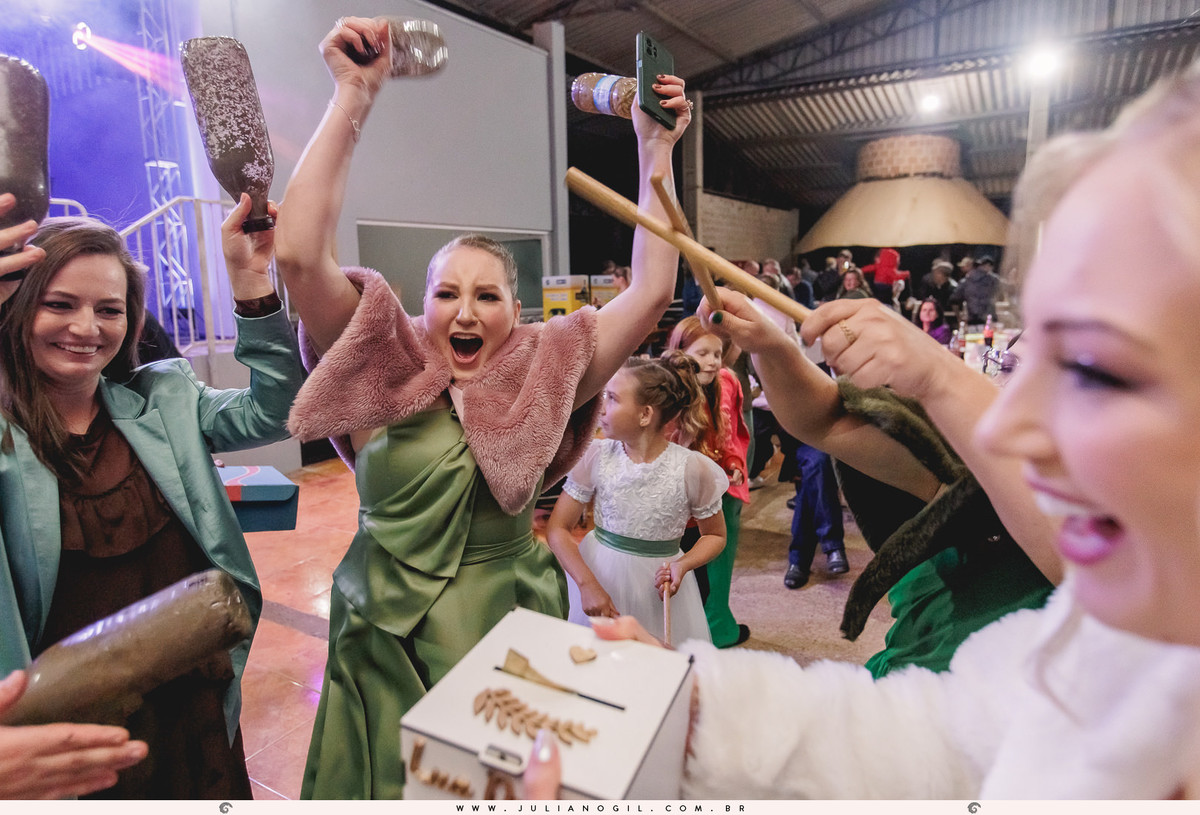 recepção de casamento Keyla e Alexandre fotógrafo Juliano Gil ivaí paraná irati make  thallana campos cabelo studio elis bobek vestido lanovia terno origem noivas noivo Alexandre sapato perfume igreja casamento buquê interior família pais wedding