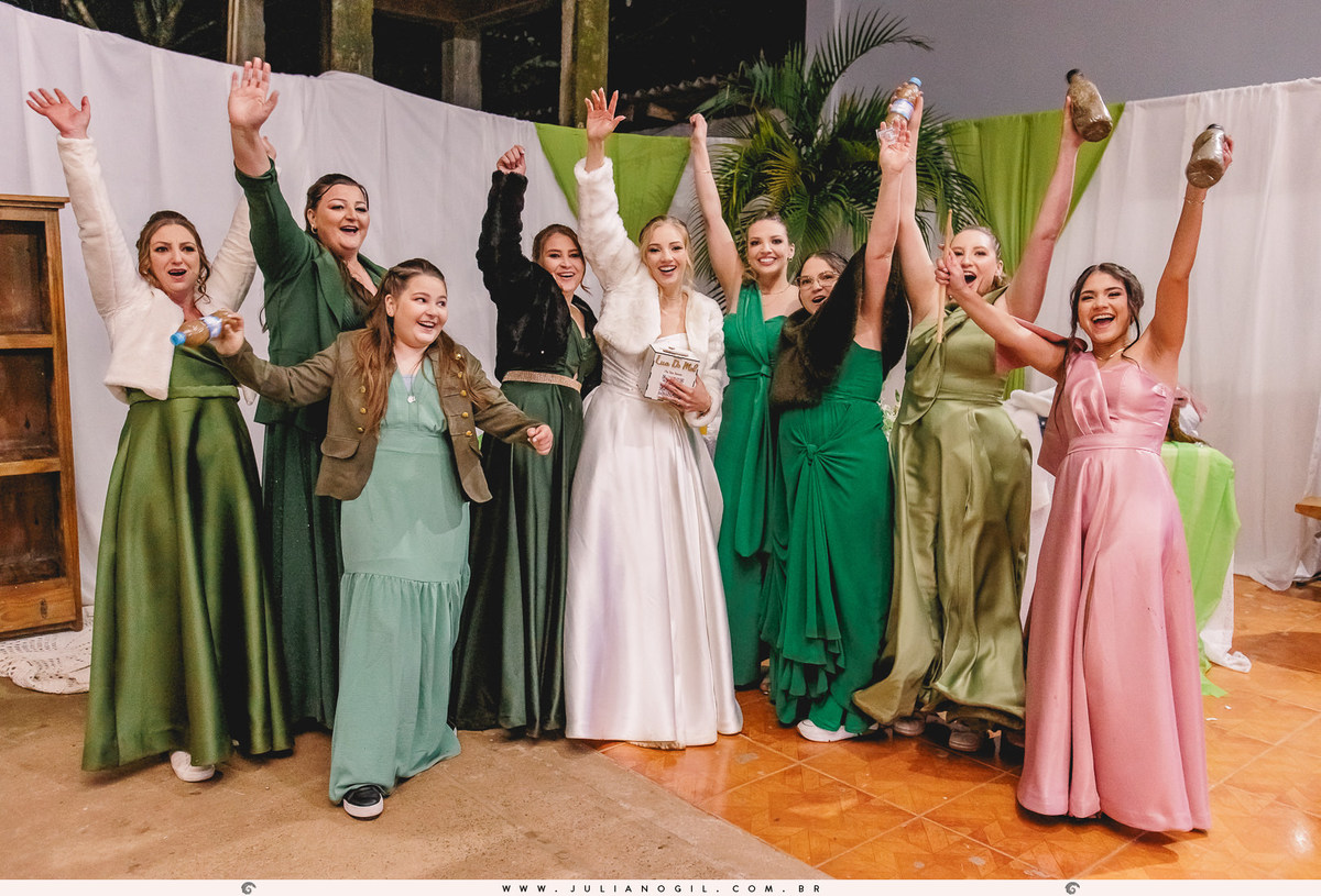 recepção de casamento Keyla e Alexandre fotógrafo Juliano Gil ivaí paraná irati make  thallana campos cabelo studio elis bobek vestido lanovia terno origem noivas noivo Alexandre sapato perfume igreja casamento buquê interior família pais wedding