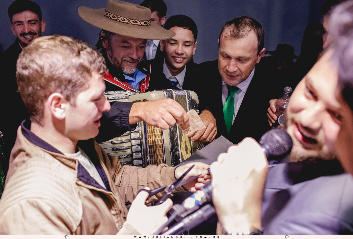 recepção de casamento Keyla e Alexandre fotógrafo Juliano Gil ivaí paraná irati make  thallana campos cabelo studio elis bobek vestido lanovia terno origem noivas noivo Alexandre sapato perfume igreja casamento buquê interior família pais wedding