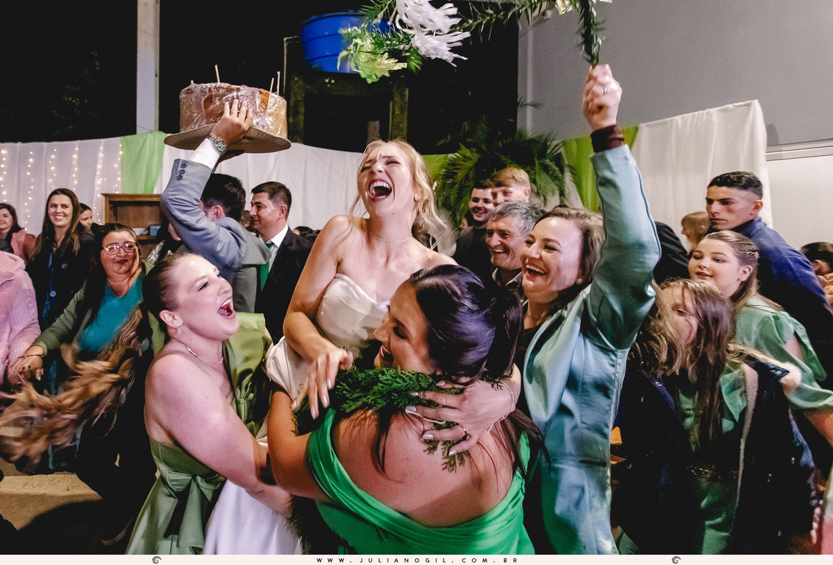 recepção de casamento Keyla e Alexandre fotógrafo Juliano Gil ivaí paraná irati make  thallana campos cabelo studio elis bobek vestido lanovia terno origem noivas noivo Alexandre sapato perfume igreja casamento buquê interior família pais wedding