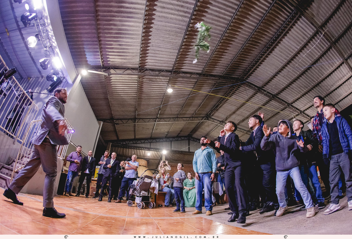 recepção de casamento Keyla e Alexandre fotógrafo Juliano Gil ivaí paraná irati make  thallana campos cabelo studio elis bobek vestido lanovia terno origem noivas noivo Alexandre sapato perfume igreja casamento buquê interior família pais wedding