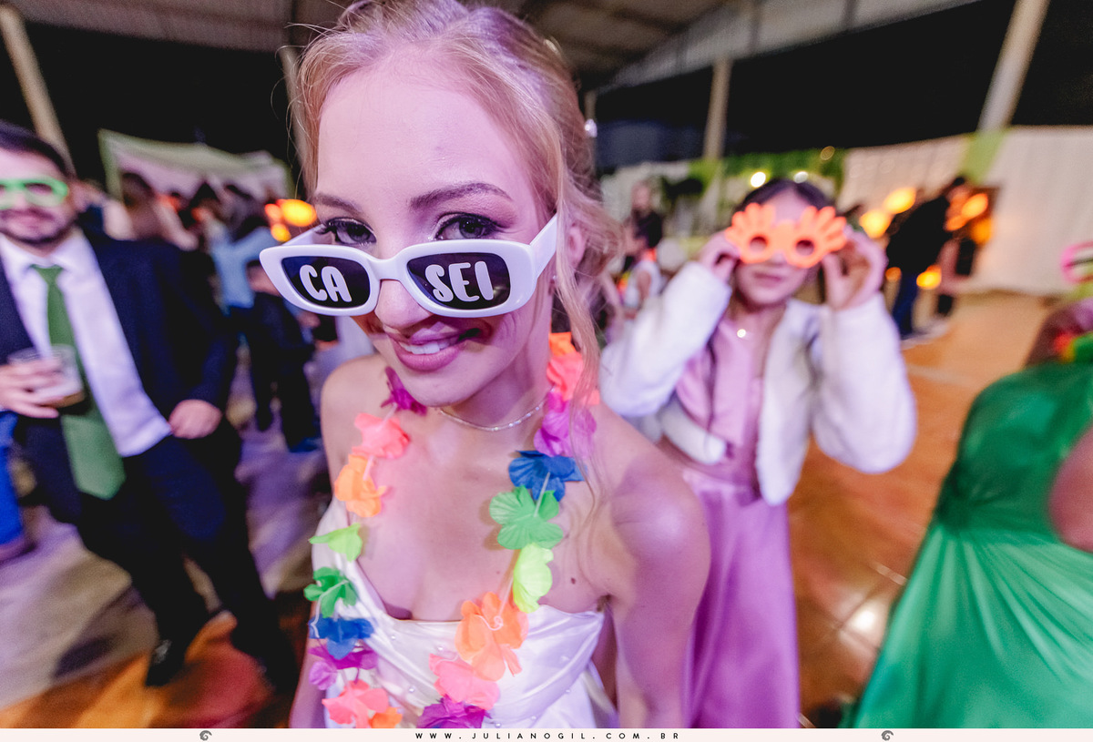 recepção de casamento Keyla e Alexandre fotógrafo Juliano Gil ivaí paraná irati make  thallana campos cabelo studio elis bobek vestido lanovia terno origem noivas noivo Alexandre sapato perfume igreja casamento buquê interior família pais wedding