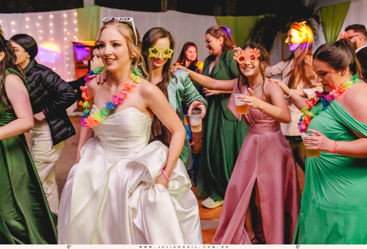 recepção de casamento Keyla e Alexandre fotógrafo Juliano Gil ivaí paraná irati make  thallana campos cabelo studio elis bobek vestido lanovia terno origem noivas noivo Alexandre sapato perfume igreja casamento buquê interior família pais wedding