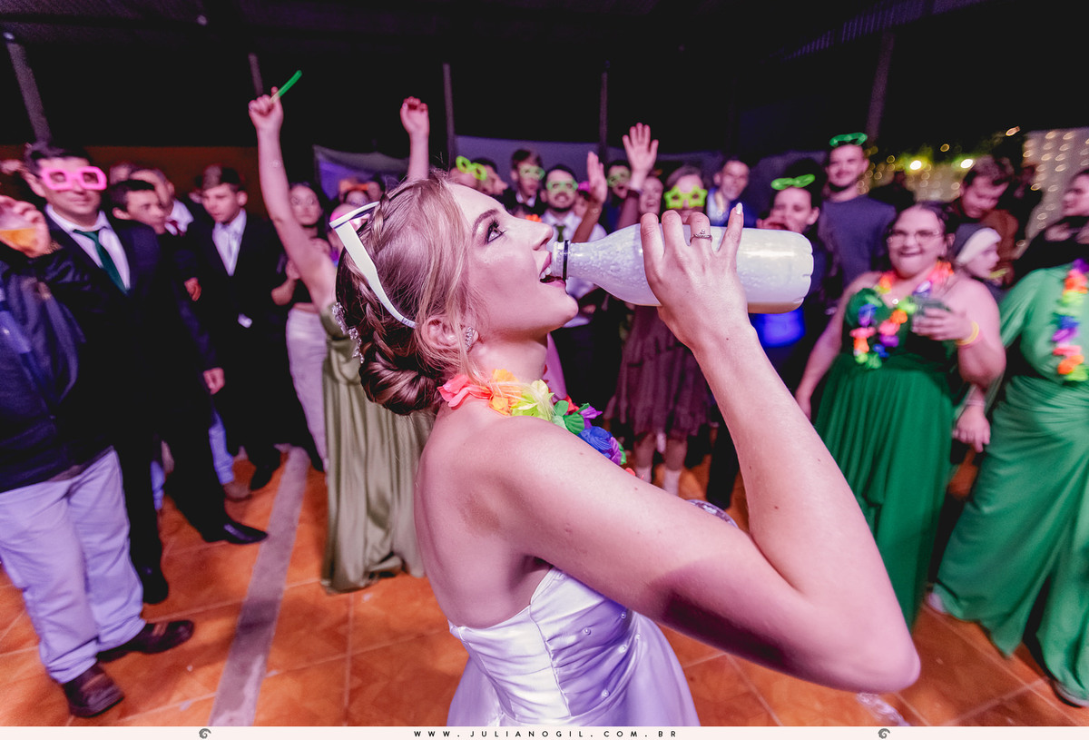 recepção de casamento Keyla e Alexandre fotógrafo Juliano Gil ivaí paraná irati make  thallana campos cabelo studio elis bobek vestido lanovia terno origem noivas noivo Alexandre sapato perfume igreja casamento buquê interior família pais wedding