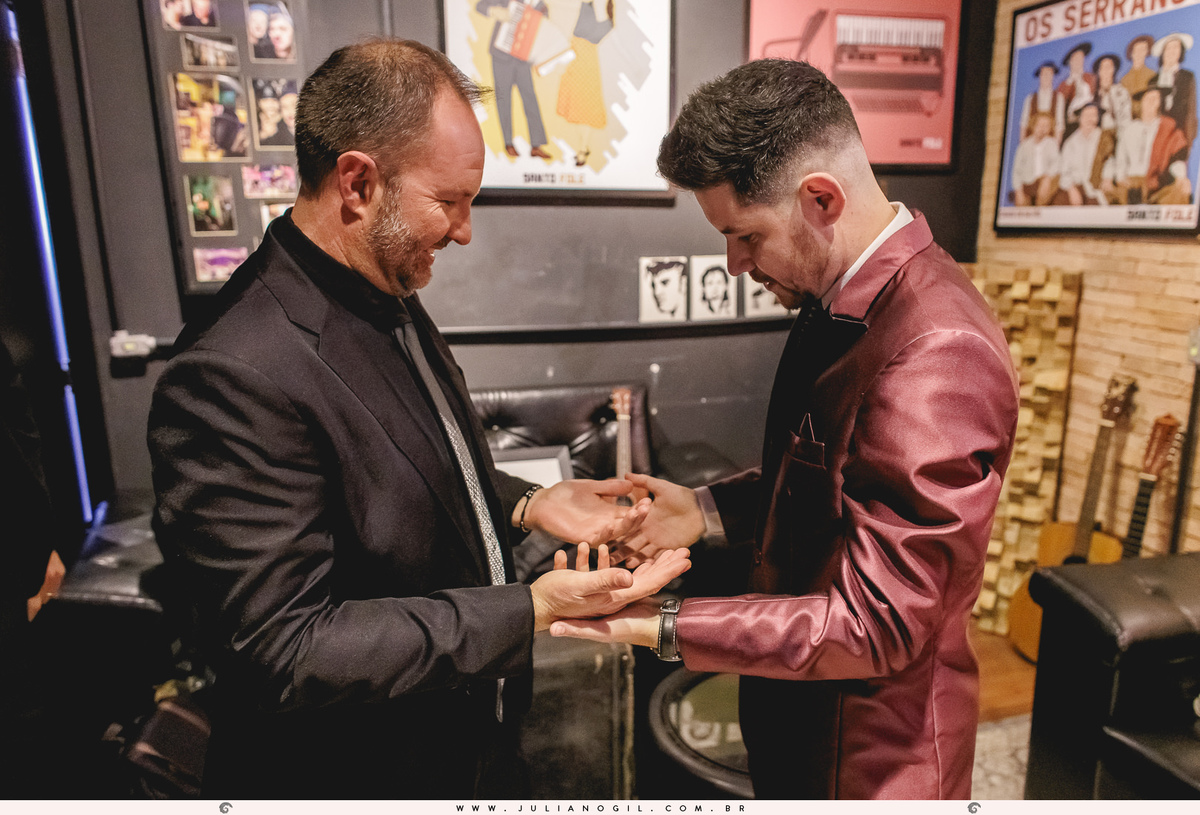 padrinho demonstrando nervosismo para o noivo durante o making of