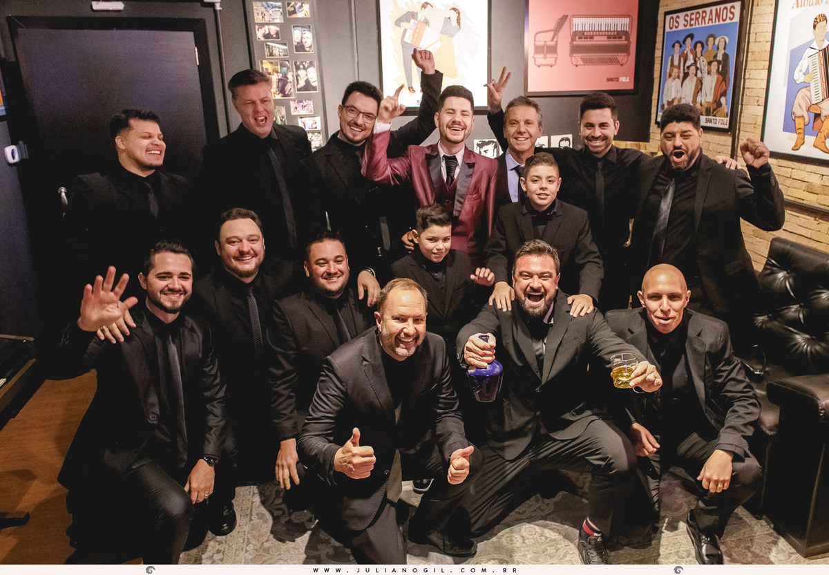 noivo e padrinhos durante making of na barbearia