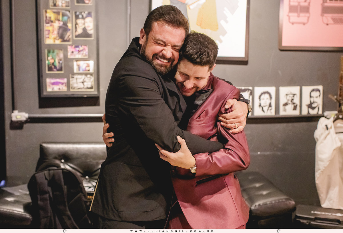 noivo abraçando padrinhos