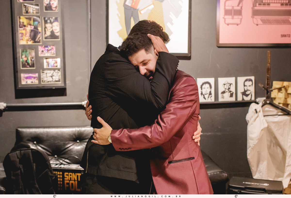 noivo abraçando padrinhos