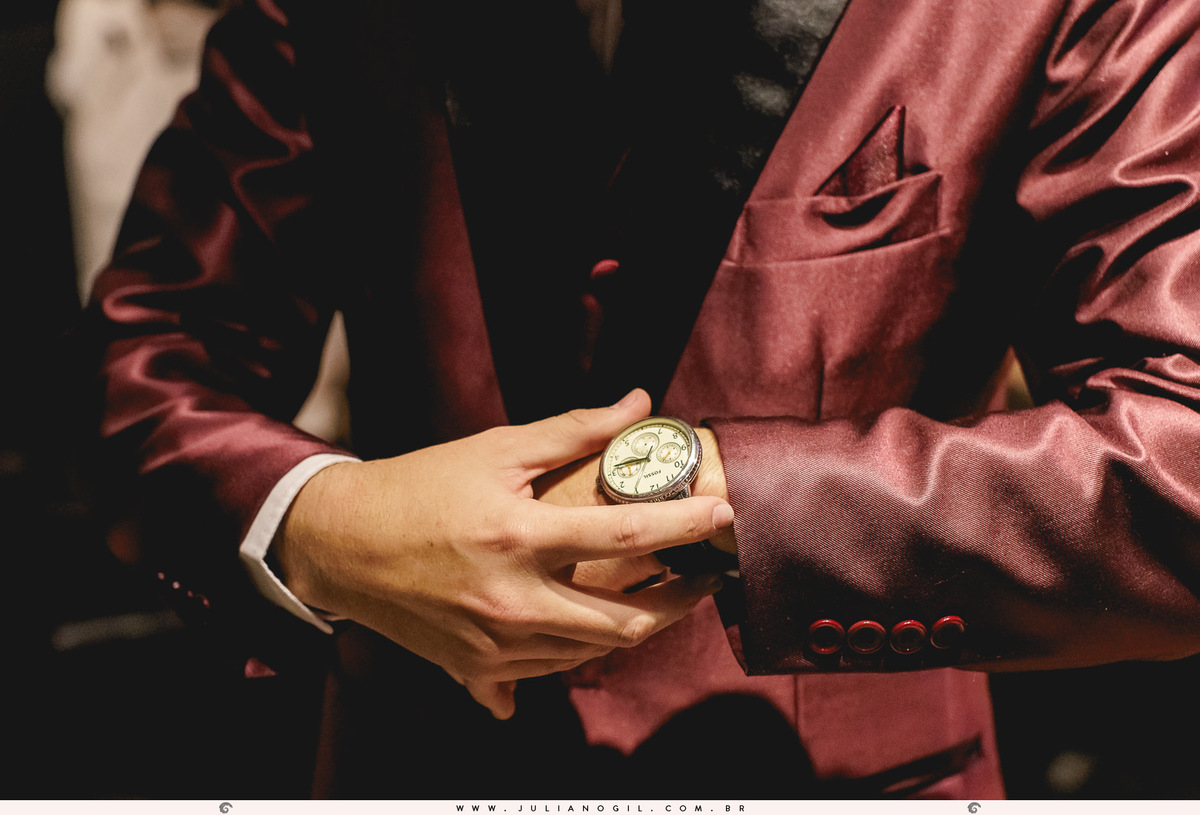 noivo olhando para o relógio no making of