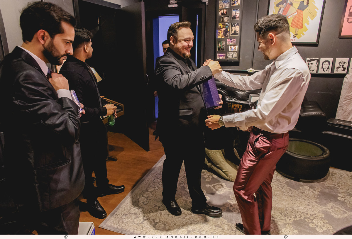 noivo Andriel recebendo o padrinho 