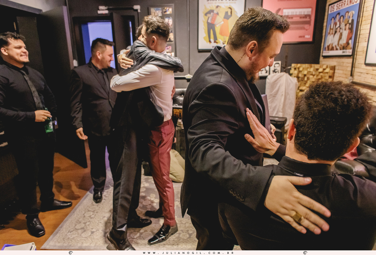 noivo abraçando padrinhos