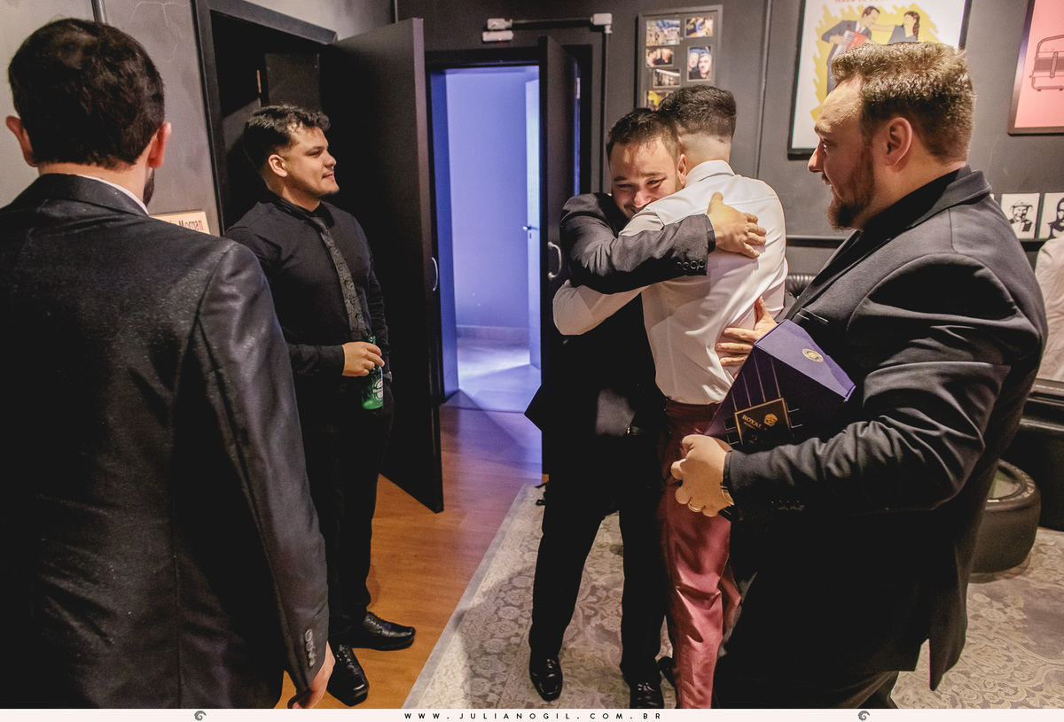 noivo abraçando padrinhos