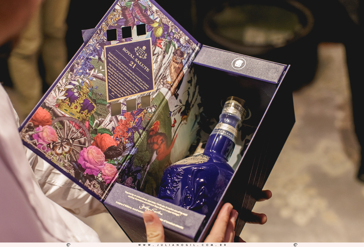 noivo andriel sendo presenteado com um royal salute