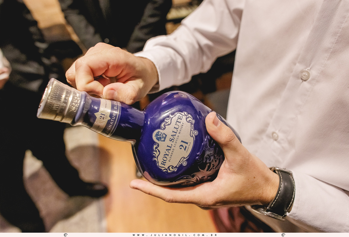 noivo andriel sendo presenteado com um royal salute