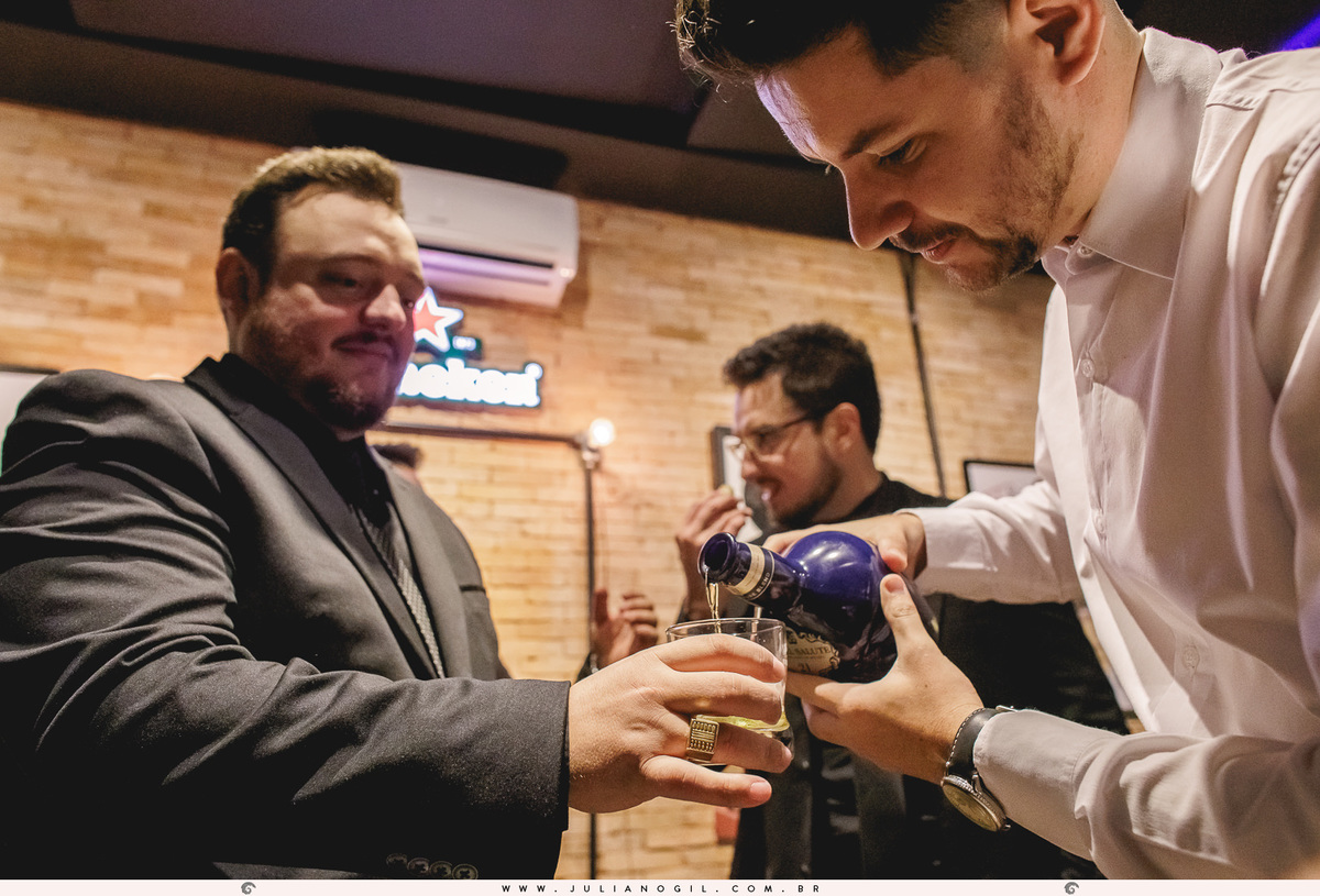 noivo andriel servindo royal salute para o padrinho