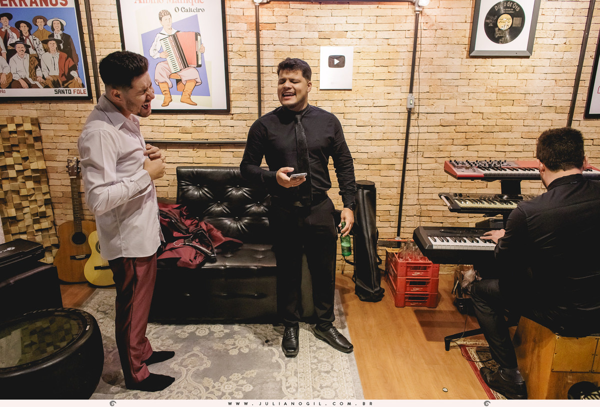 noivo Andriel cantando com seu padrinho durante o making of