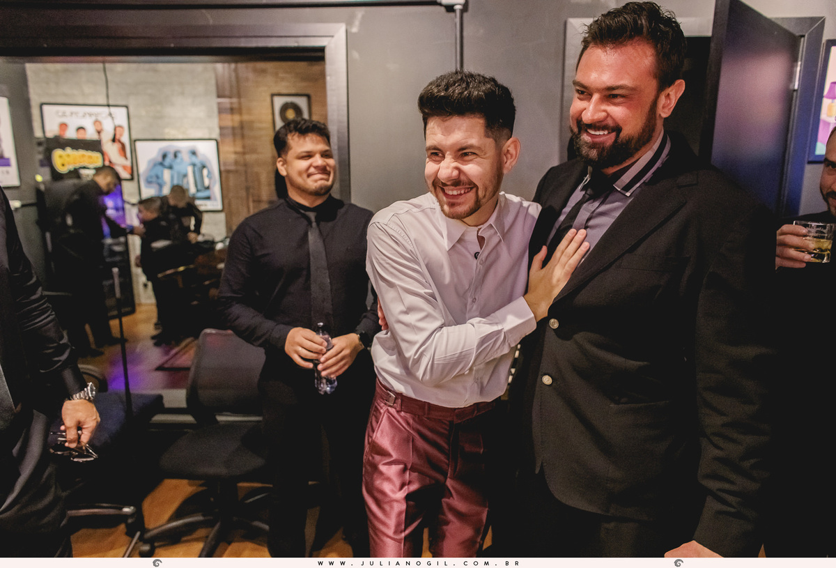 noivo abraçando padrinhos