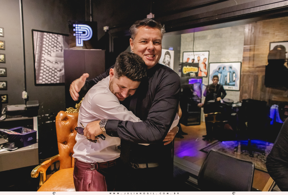 noivo abraçando padrinhos