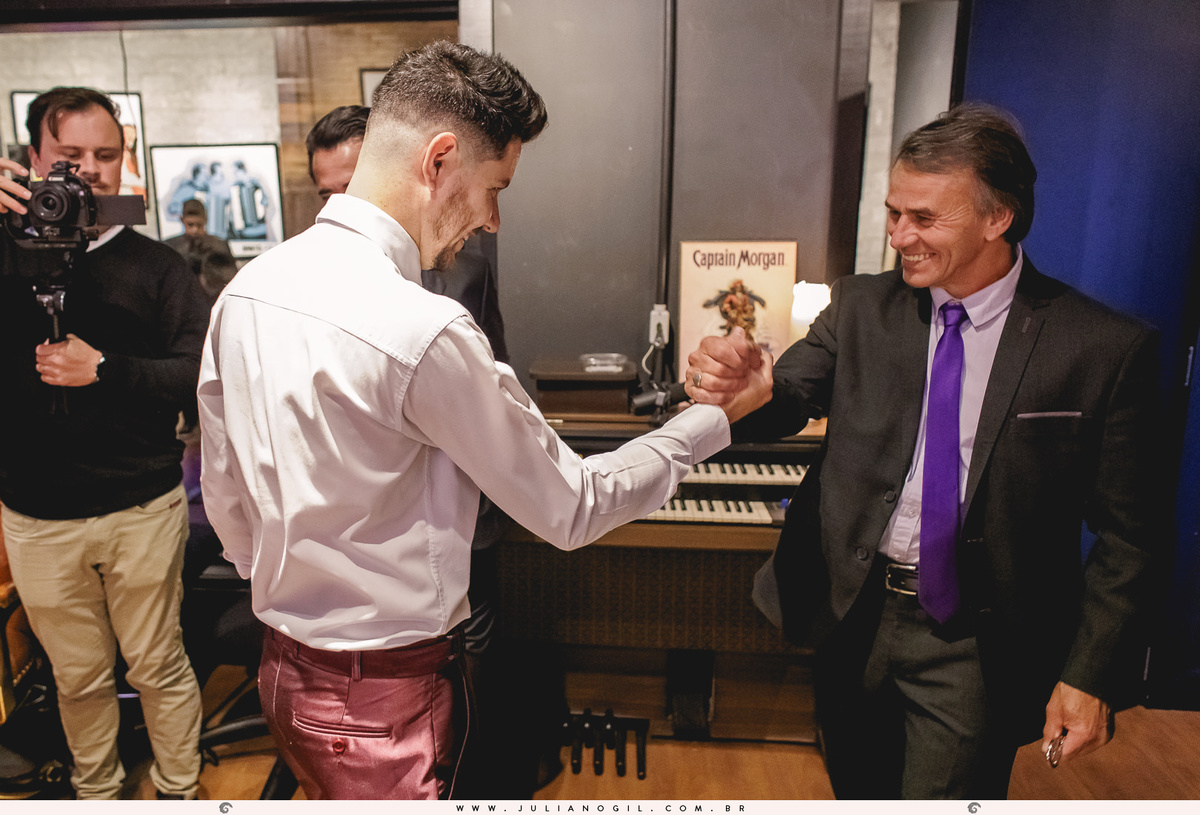 noivo cumprimentando o sogro no making of