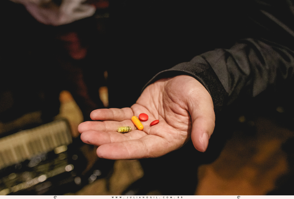 padrinho segurando alguns comprimidos