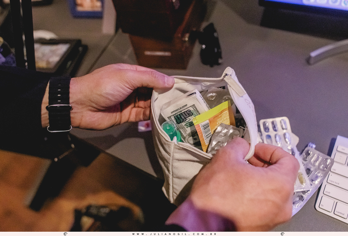 padrinho abrindo uma bolsinha com medicamentos