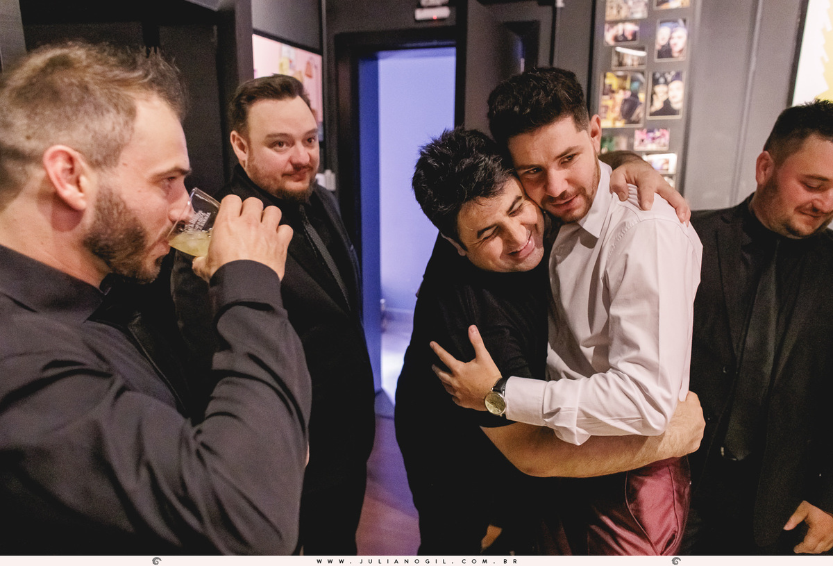 noivo abraçando padrinhos