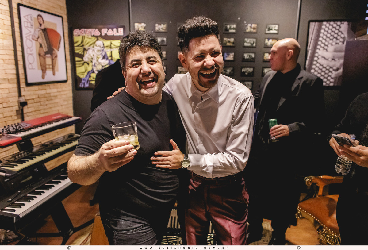 noivo abraçando padrinhos