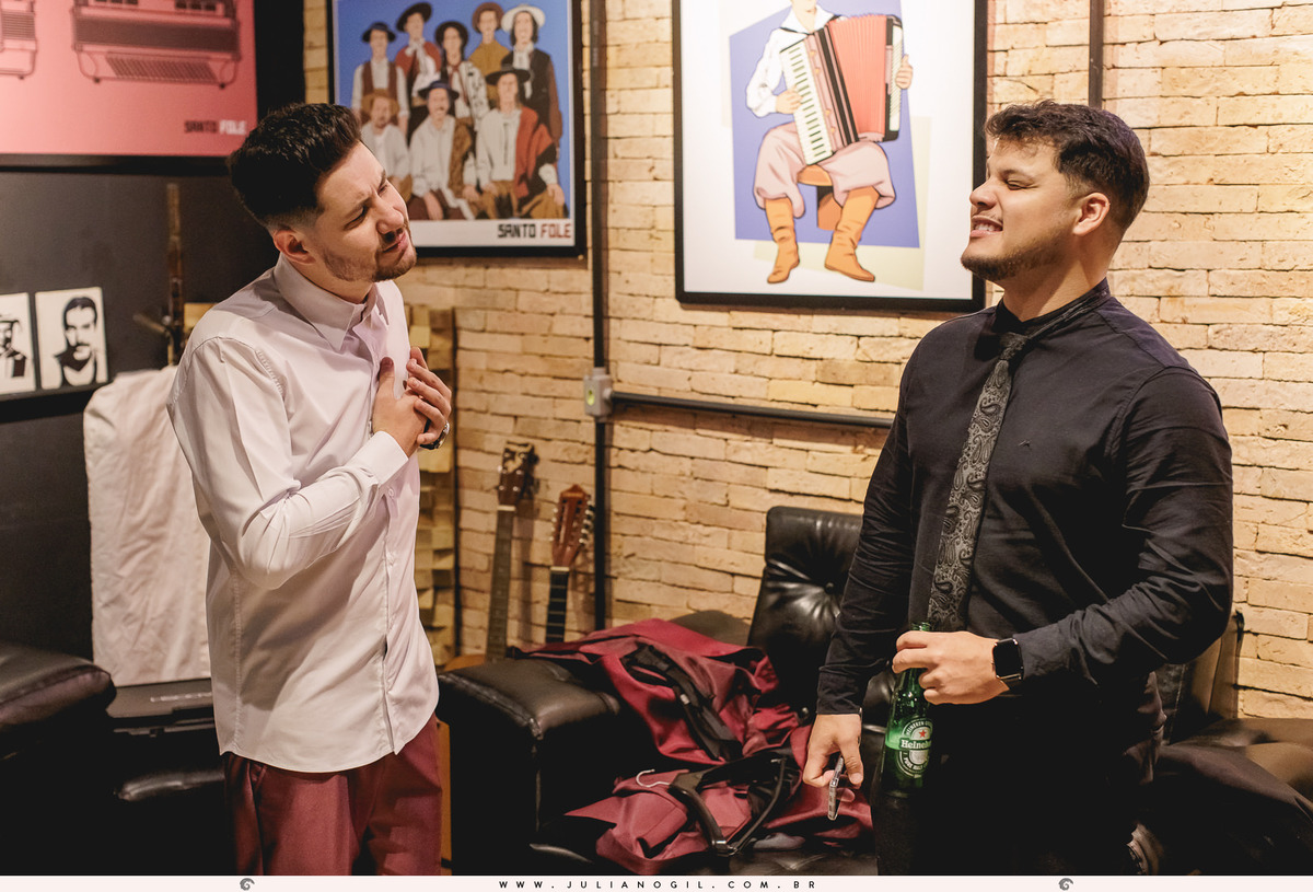 noivo Andriel cantando com seu padrinho durante o making of