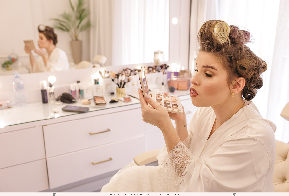 noiva fazendo caret aem frente ao espelho