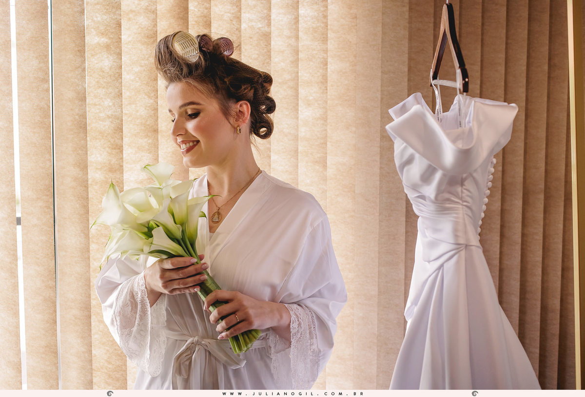 noiva com seu buquê e vestido ao fundo