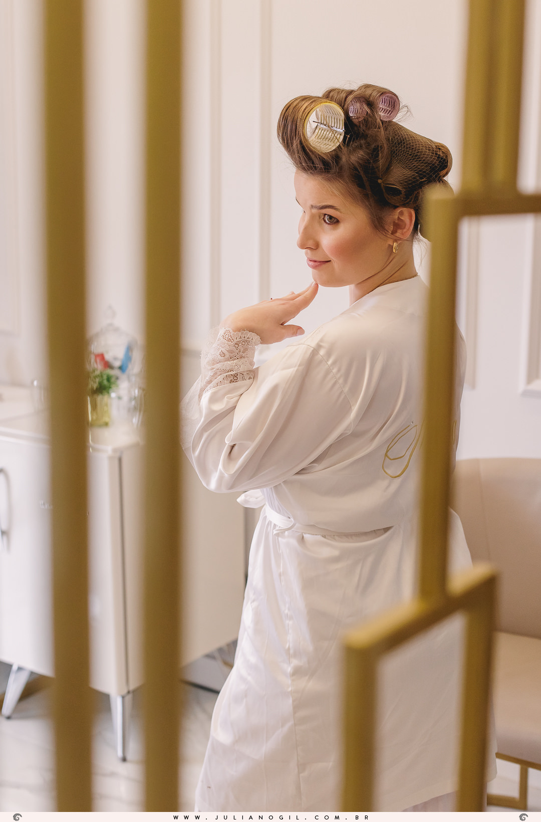 noiva thais se olhando no espelho durante o making of