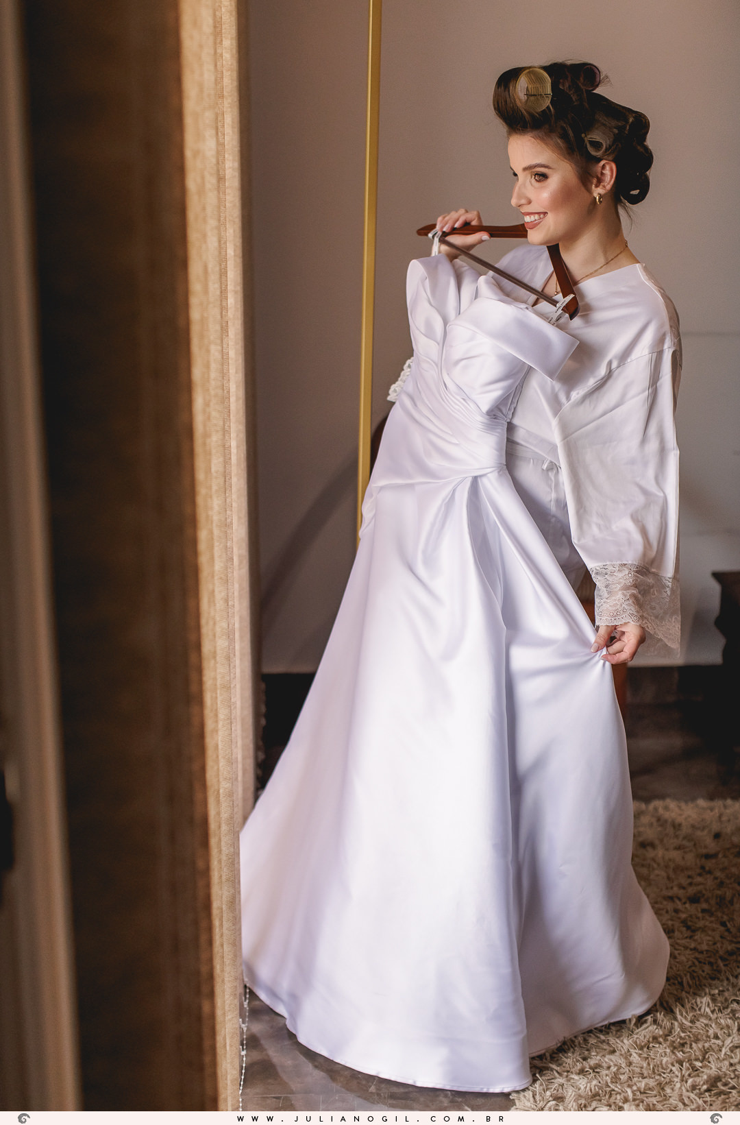 noiva segurando o vestido em sua frente durante o making of em irati, paraná