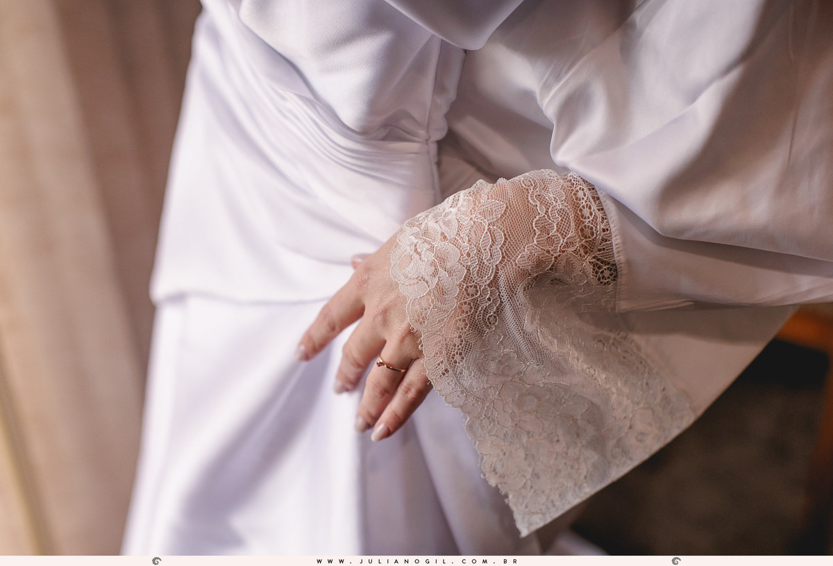 mão da noiva passando pelo vestido
