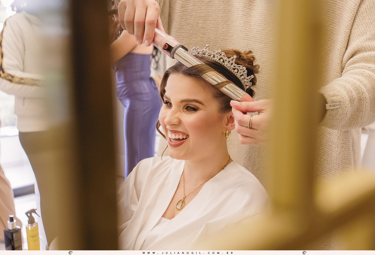 penteadista enrolando o cabelo da noiva