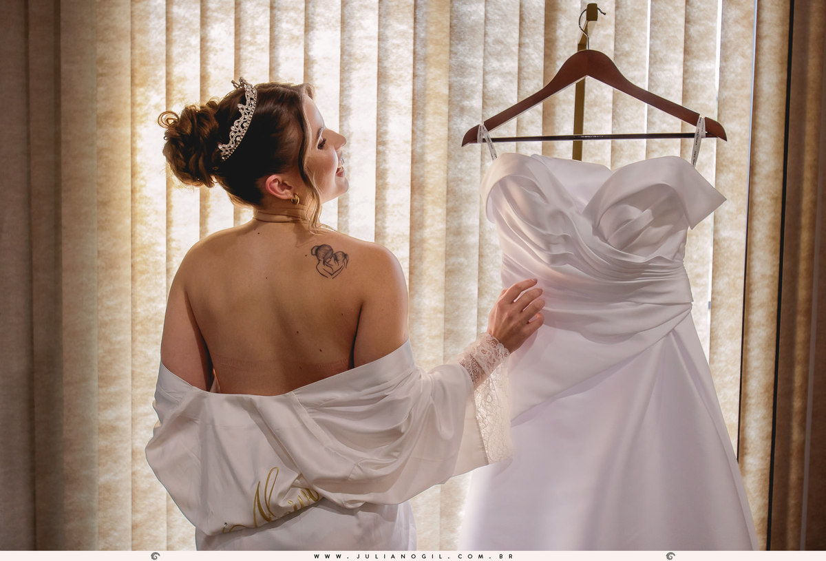 noiva com os ombros a mostra