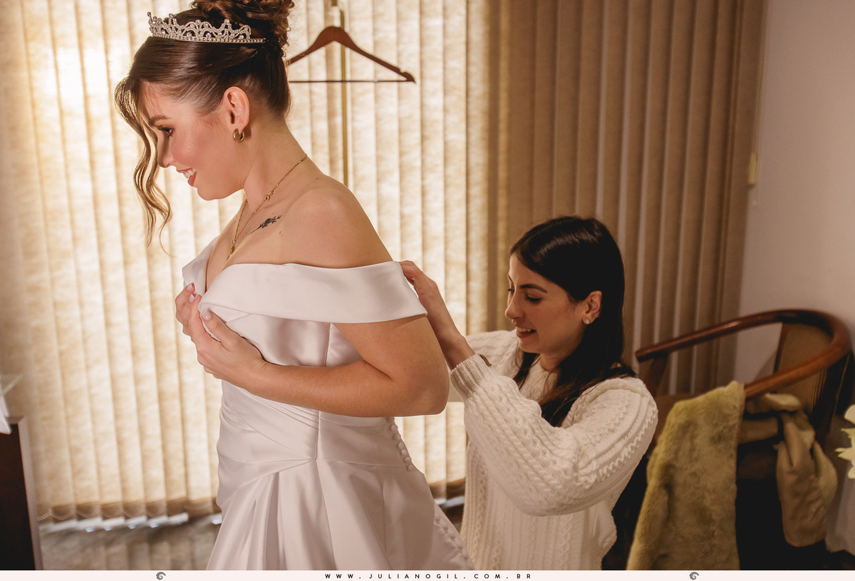 noiva colocando o vestido