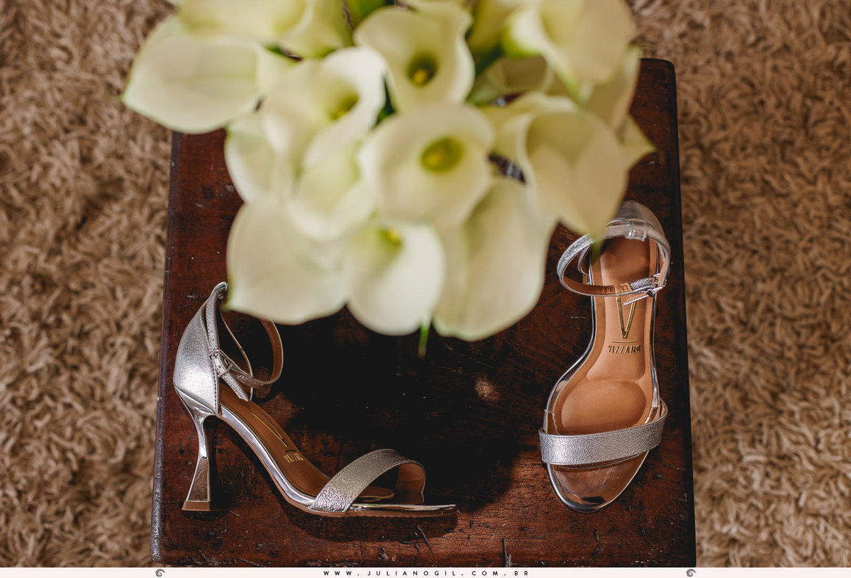 sapado e buquê da noiva