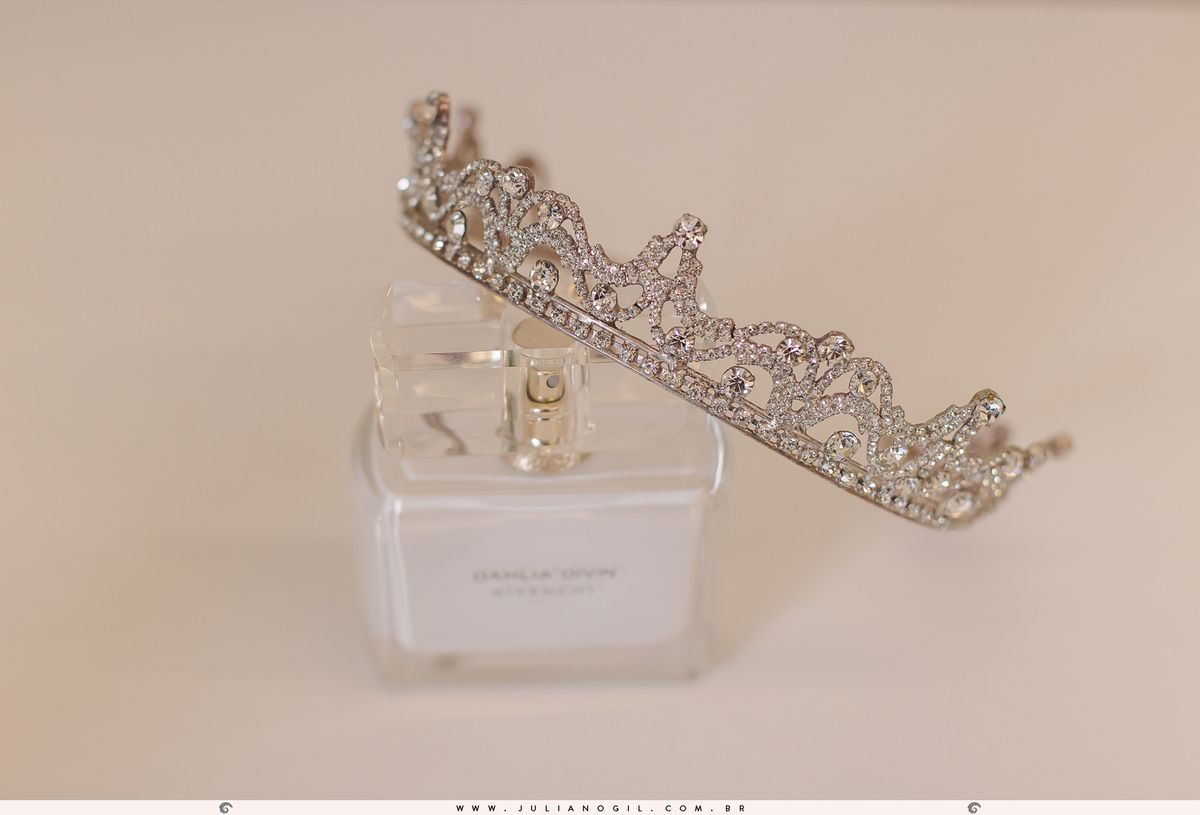tiara e perfume da noiva thais